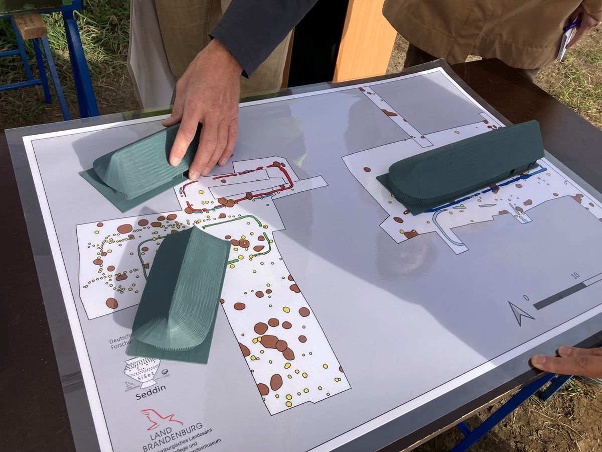 Dr. Heske erklärt die Konstruktion der Häuser anhand von Modellen. 