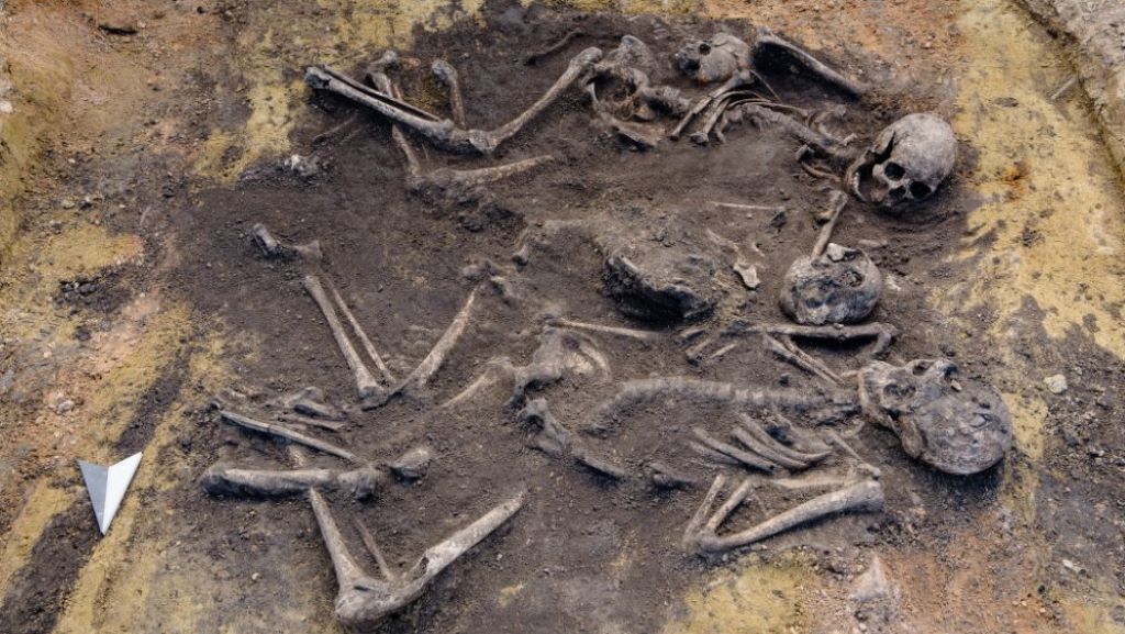 "Familiengrab" von Wettin-Löbejün mit zwei Erwachsenen und zwei Kindern.