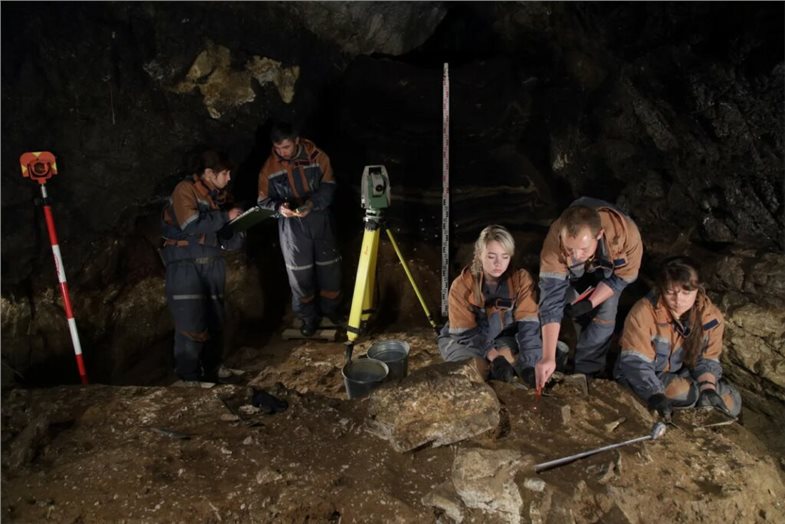 Ausgrabungen in der Südkammer der Denisova-Höhle im Jahr 2019