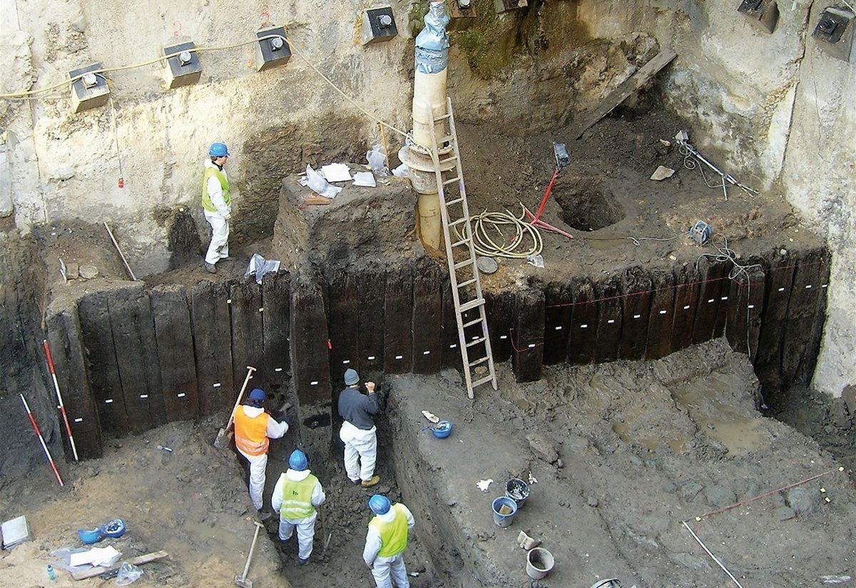 Unerwarteter Fund in Köln: Römerzeitliches Hafenufer unter dem neuen Wallraf-Richartz-Museum freigelegt
