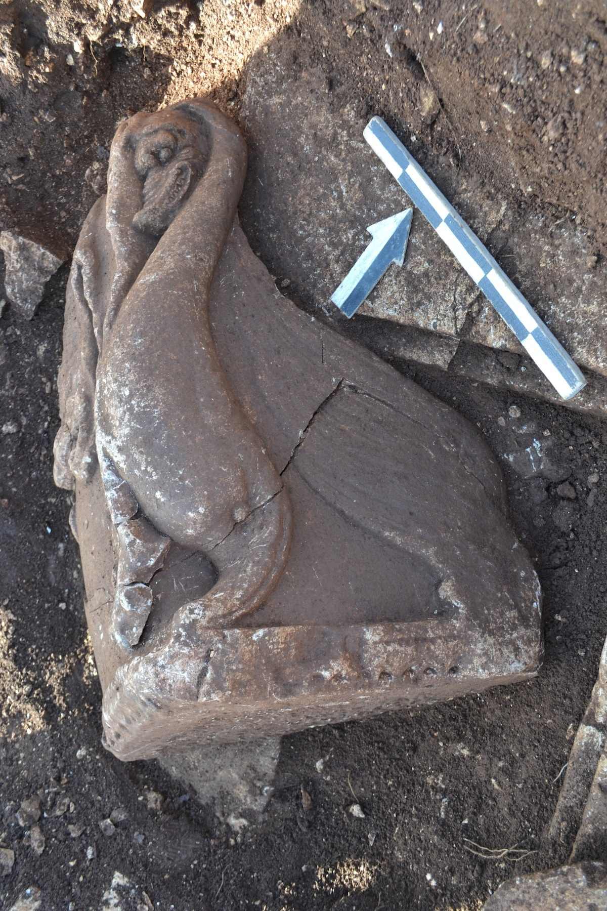 Thron mit Reliefdekor eines Löwen auf der Rückenlehne und eines Delphins und eines Gans auf der Armlehne aus dem Theater von Lefkada