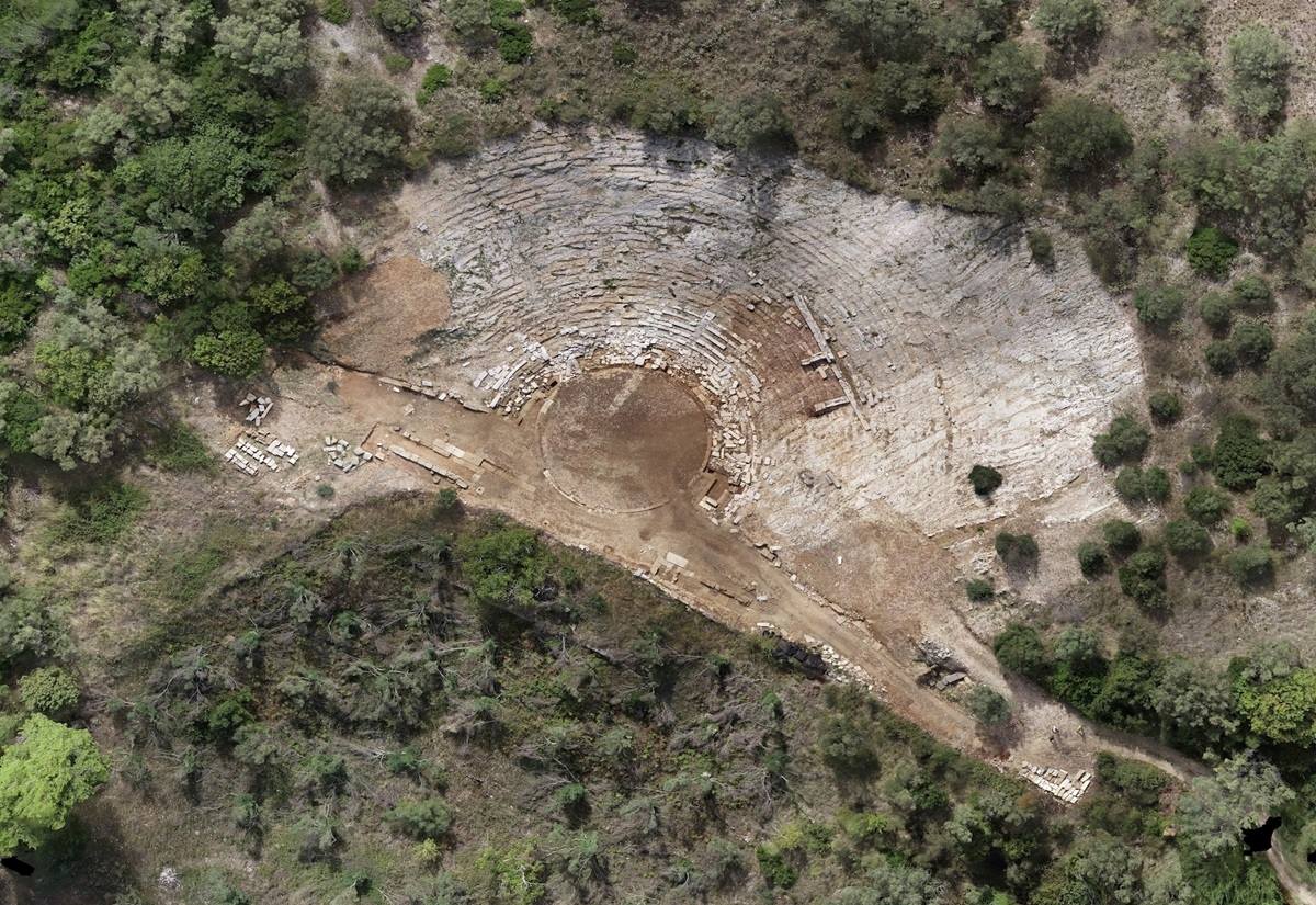 Luftaufnahme des antiken Theaters von Lefkada 