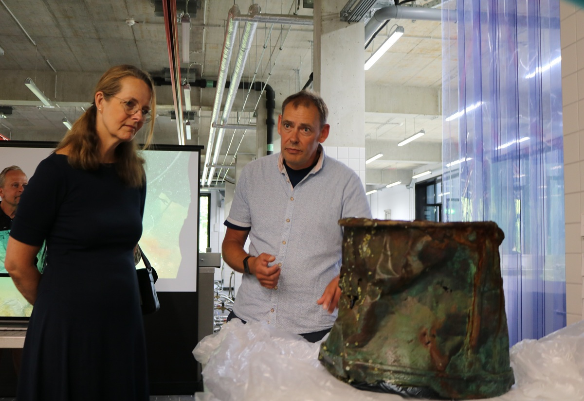 Unterwasserarchäologen bergen Ausrüstung aus den schwedischen Wracks Postillion und Cecilie vor Rügen