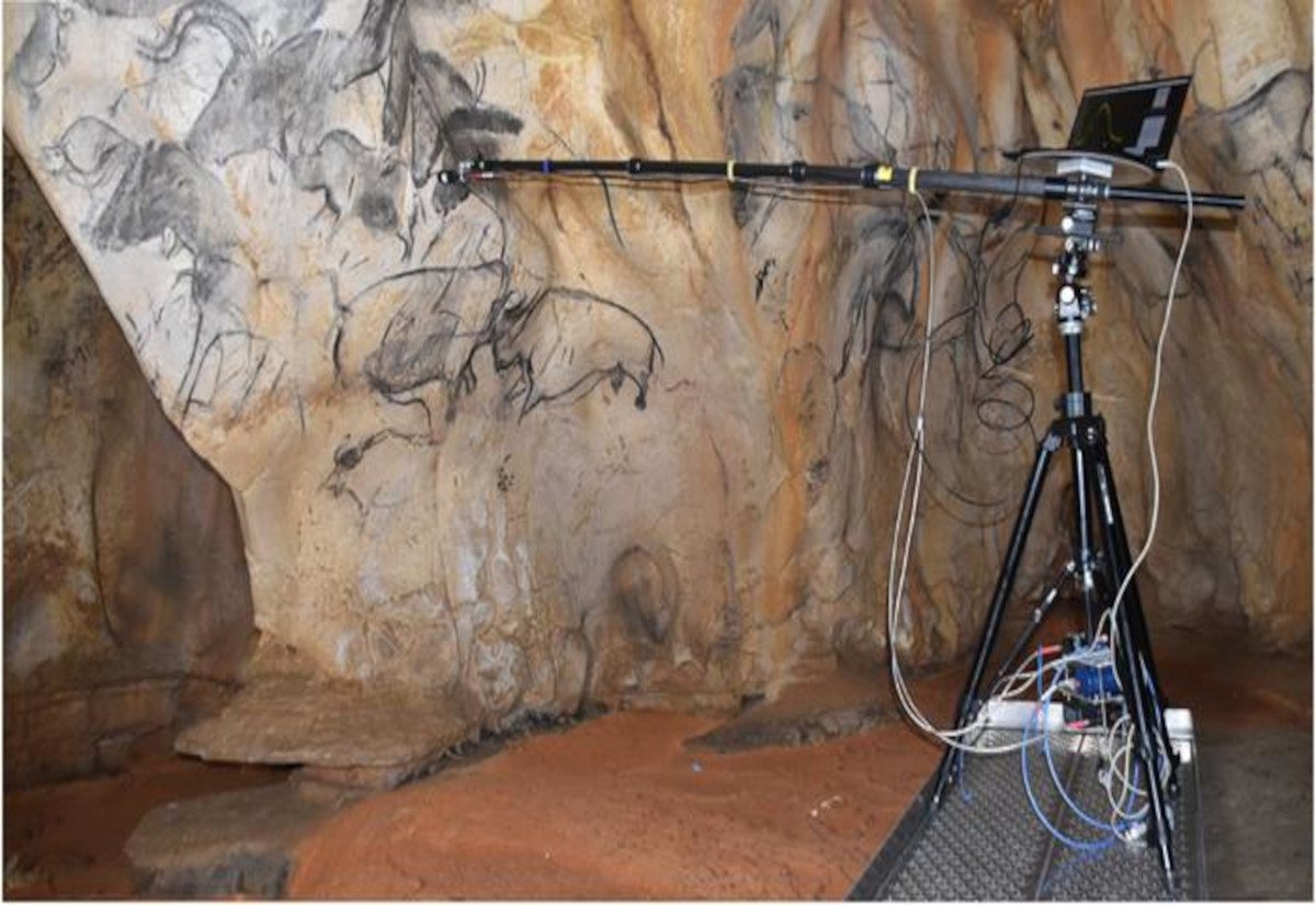 UV-Licht macht verborgenen Schutzfilm auf den Zeichnungen der Chauvet-Höhle sichtbar