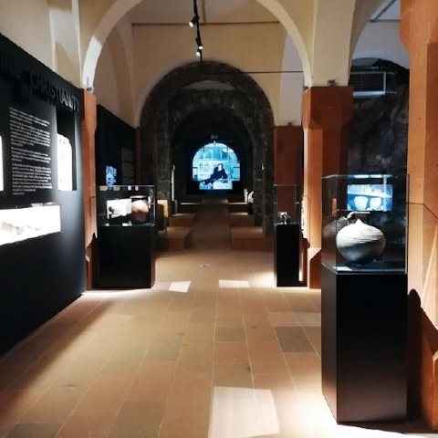 Hauptausstellungssaal des weinhistorischen Museums in Armenien