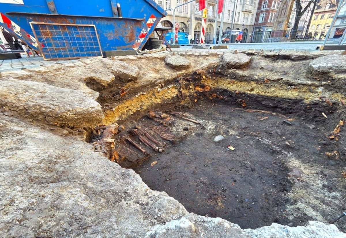 Weitere Funde auf dem Münsterplatz in Aachen: Archäologinnen und Archäologen entdecken Skelette und Mauerstrukturen