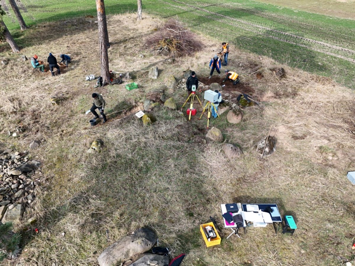 Das Großsteingrab ›Küsterberg‹. Im Vorfeld der Rekonstruktionsarbeit, März 2025. 