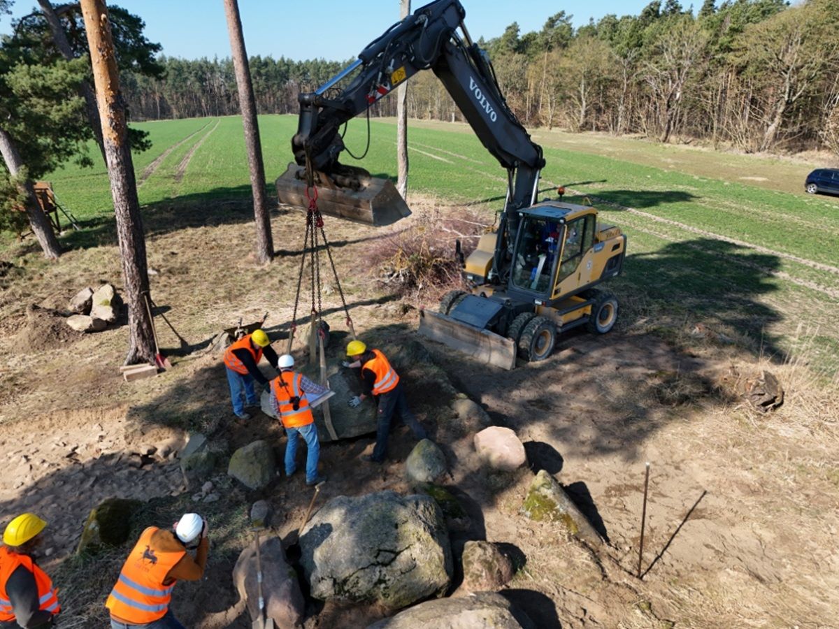 Das Aufsetzen der Decksteine auf Grundlage der Grabungsdokumentation. 