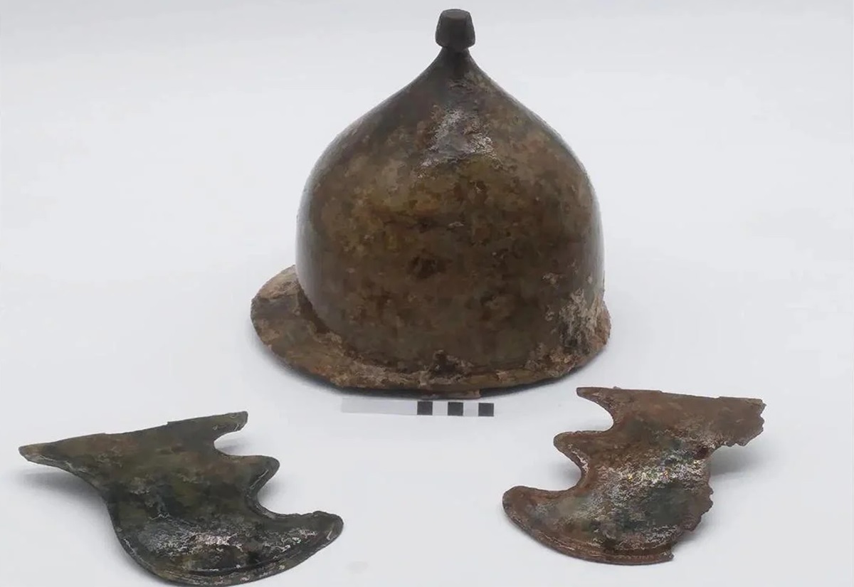 Restaurierter Helm mit zwei separat liegenden Wangenklappen