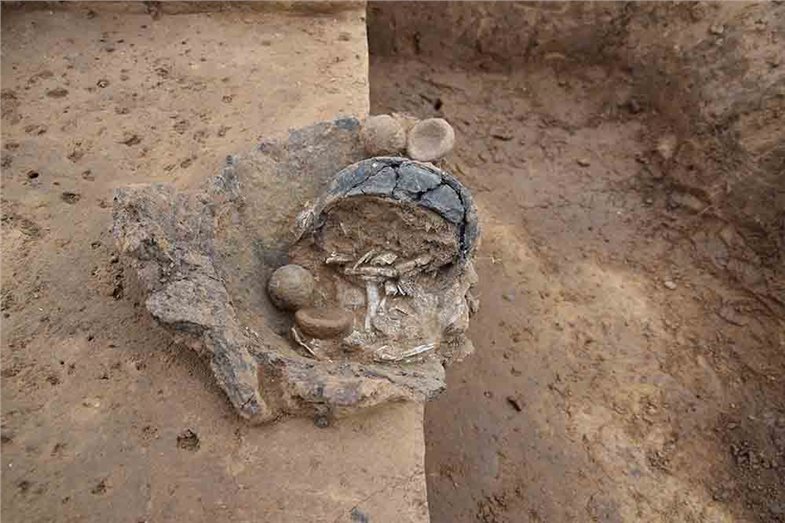 Urnengrab aus Erftstadt-Erp im Rheinland mit zwei kugelförmigen Rasseln, zwei Schälchen und einem Beigefäß (800 – 475 v. Chr.).