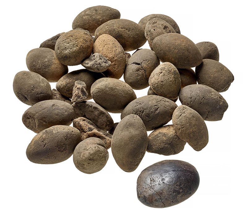 Schleudergeschosse aus Ton aus einem Grab des 4. Jahrhunderts v. Chr. aus Weeze- Knappheide im Rheinland.