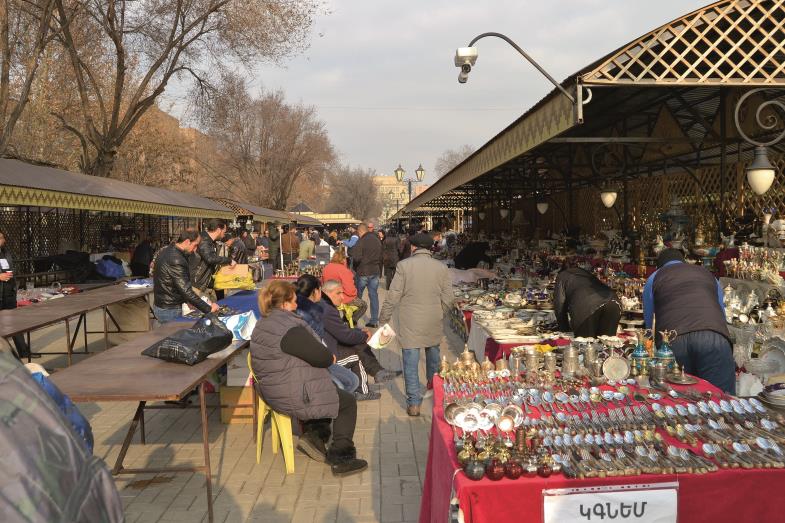 Auf dem Markt in Jerewan gibt es Souvenirs für die Touristen und religiöse Andenken.