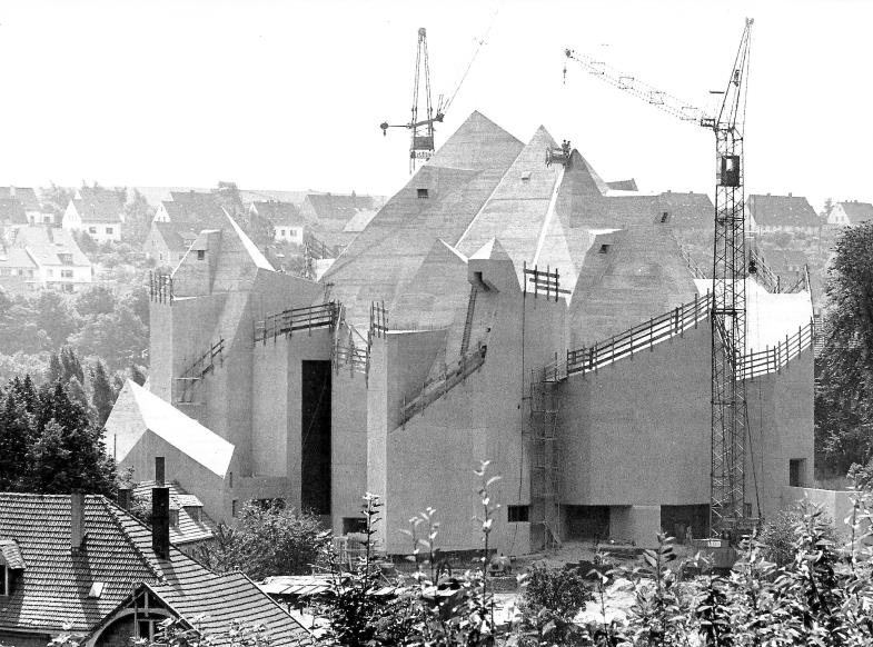 Kaum eine moderne Kirche in Deutschland ist derart markant und aufsehenerregend – und entsprechend umstritten.