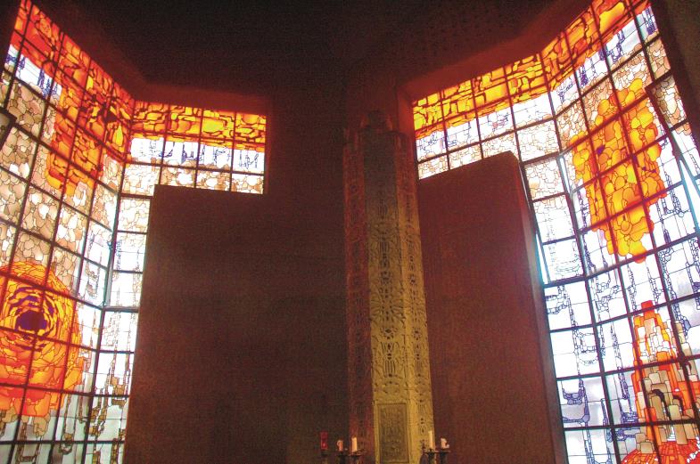 Leuchtkraft: Die Kirchenfenster von Neviges wurden ebenfalls von Gottfried Böhm entworfen. Zentral ist das Motiv der Rose, weil es im Gnadenbild vorkommt.