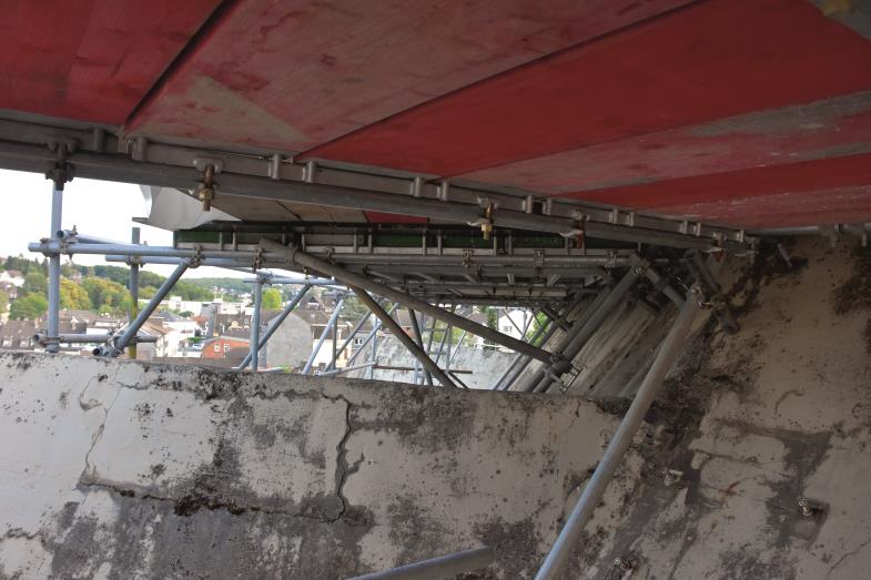 Beton hält ewig? Längst zeigen sich die Spuren der Zeit am Mariendom. Architekt Peter Böhm leitet die Sanierung.