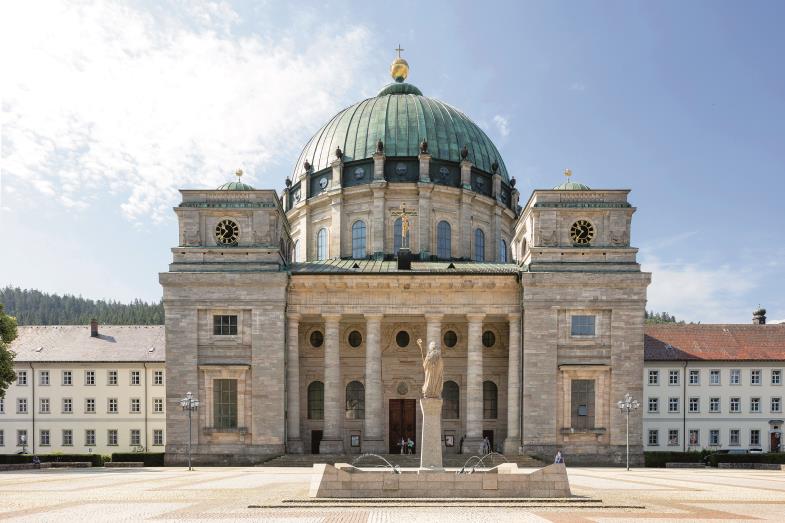 „Aber wirklich ist auch kein andere große Kirche so gelegen … in einem einsamen rauhen waldigen Thale.“ Die Fassade der Klosterkirche Sankt Blasien.