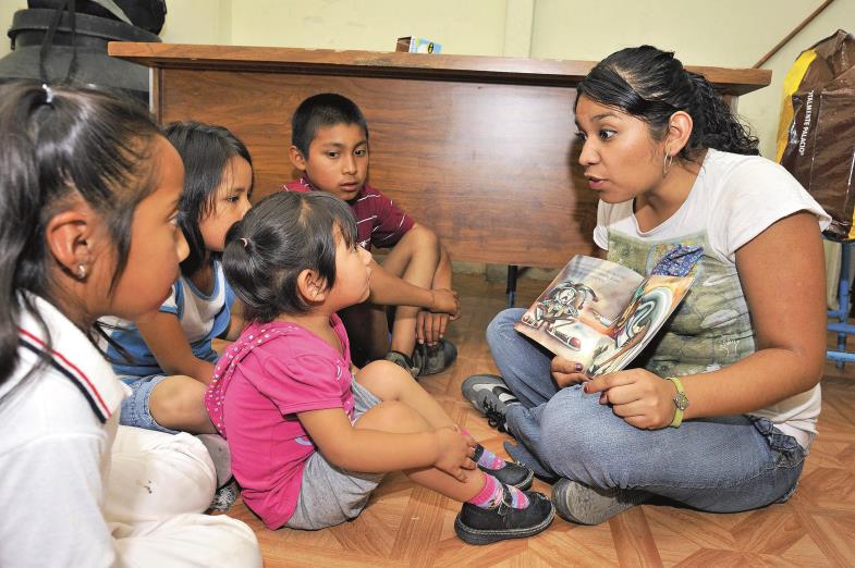 Sprechen wie die Vorfahren. Eine Erzieherin „liest“ mit Kindern in einem Slum in Mexiko-City ein Bilderbuch in ihrer indigenen Sprache.