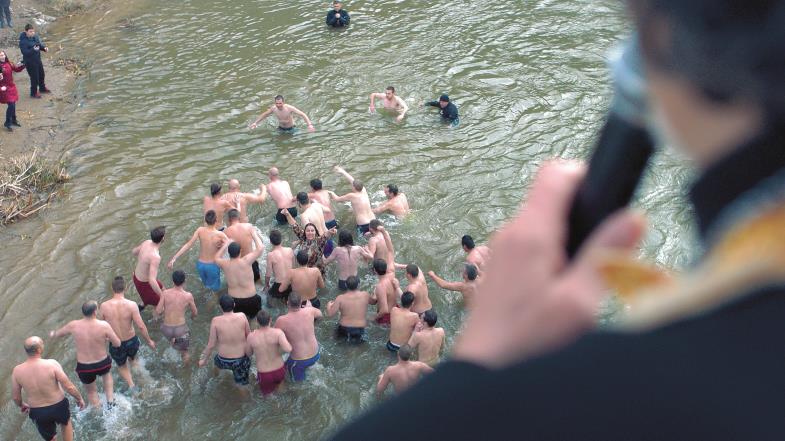 Orthodoxes Ritual: Tauchen nach einem Kreuz im eiskalten Wasser zur „Taufe des Herrn“. Eine Männersache? Petrunija (Bildmitte) sieht es anders.