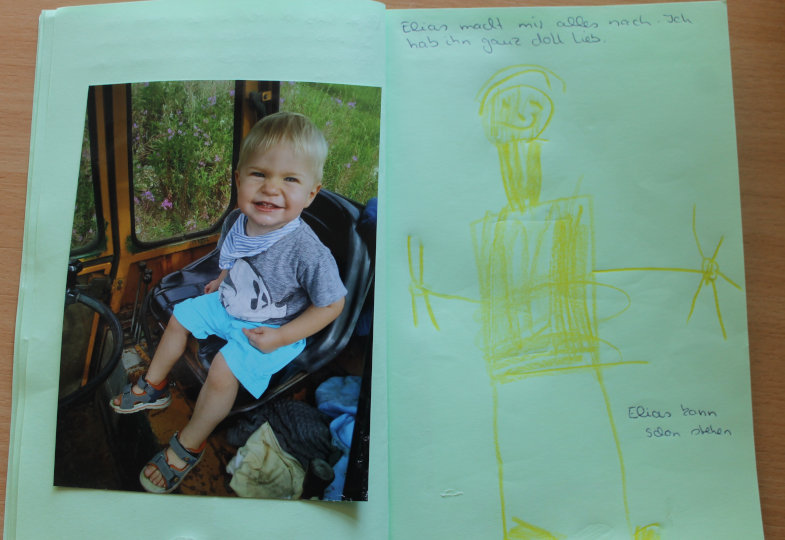 Fotos, Zeichnungen und kurze Texte – in Zusammenarbeit mit ihren Erzieher(inne)n entstehen die Bücher der Kinder