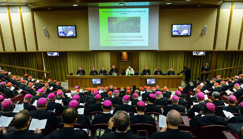 Papst Franziskus eröffnet am 6. Oktober 2014 in der Synodenaula in Rom die Familiensynode.