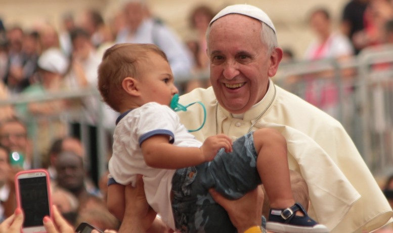 Papst Franziskus mit einem Kind