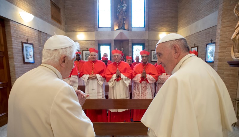 Franziskus und Benedikt XVI. im Gespräch