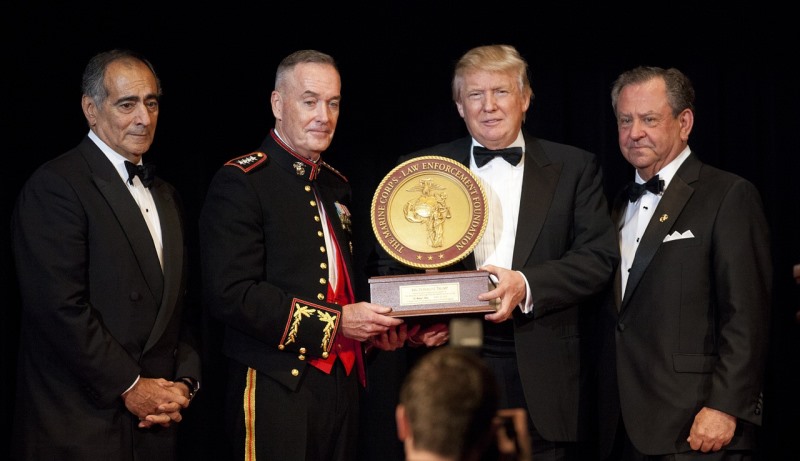 Donald Trump mit der Marine Corps Foundation