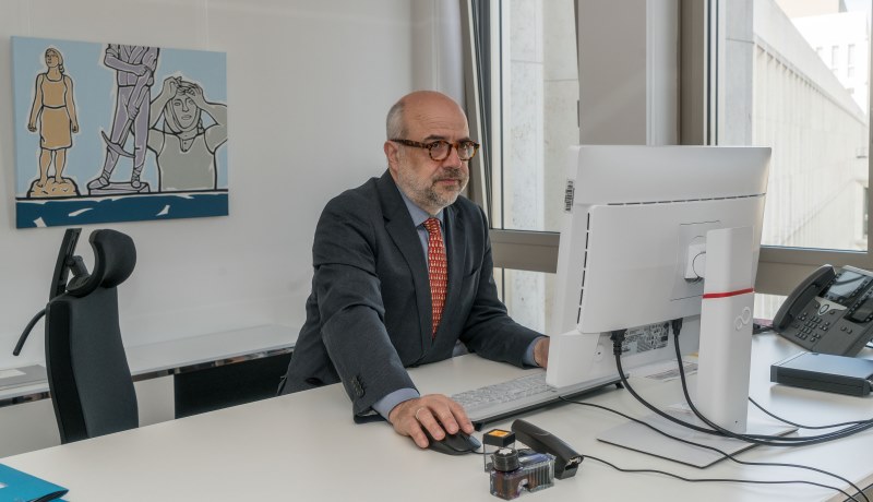 Markus Kerber sitzt am Schreibtisch vor dem Computer
