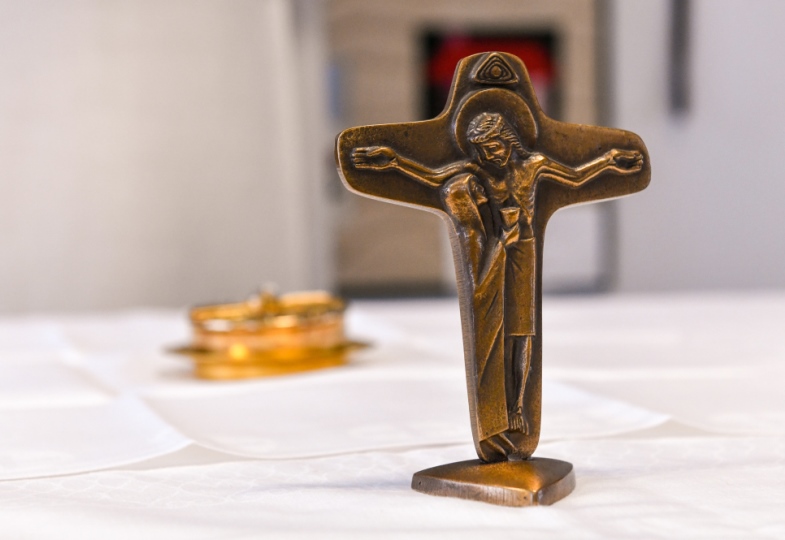 Ein Kreuz auf einem Tisch bei einer Wortgottesfeier.