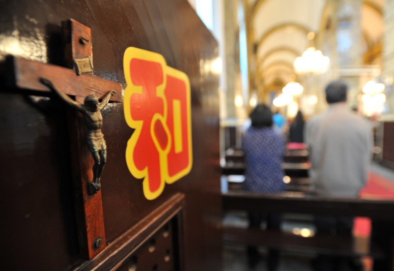 Kruzifix mit chinesischem Schriftzeichen in der katholischen Nantang Kirche in Peking