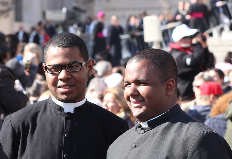 Zwei Priester auf dem Petersplatz