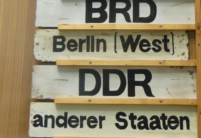 Schild mit der Aufschrift BRD und DDR